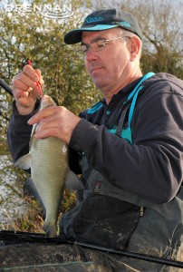 scotthorne-unhook-bream